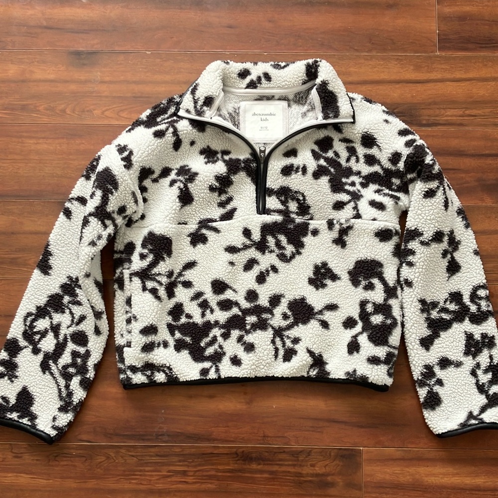 Abercrombie & Fitch Black and White Fleece Pullover